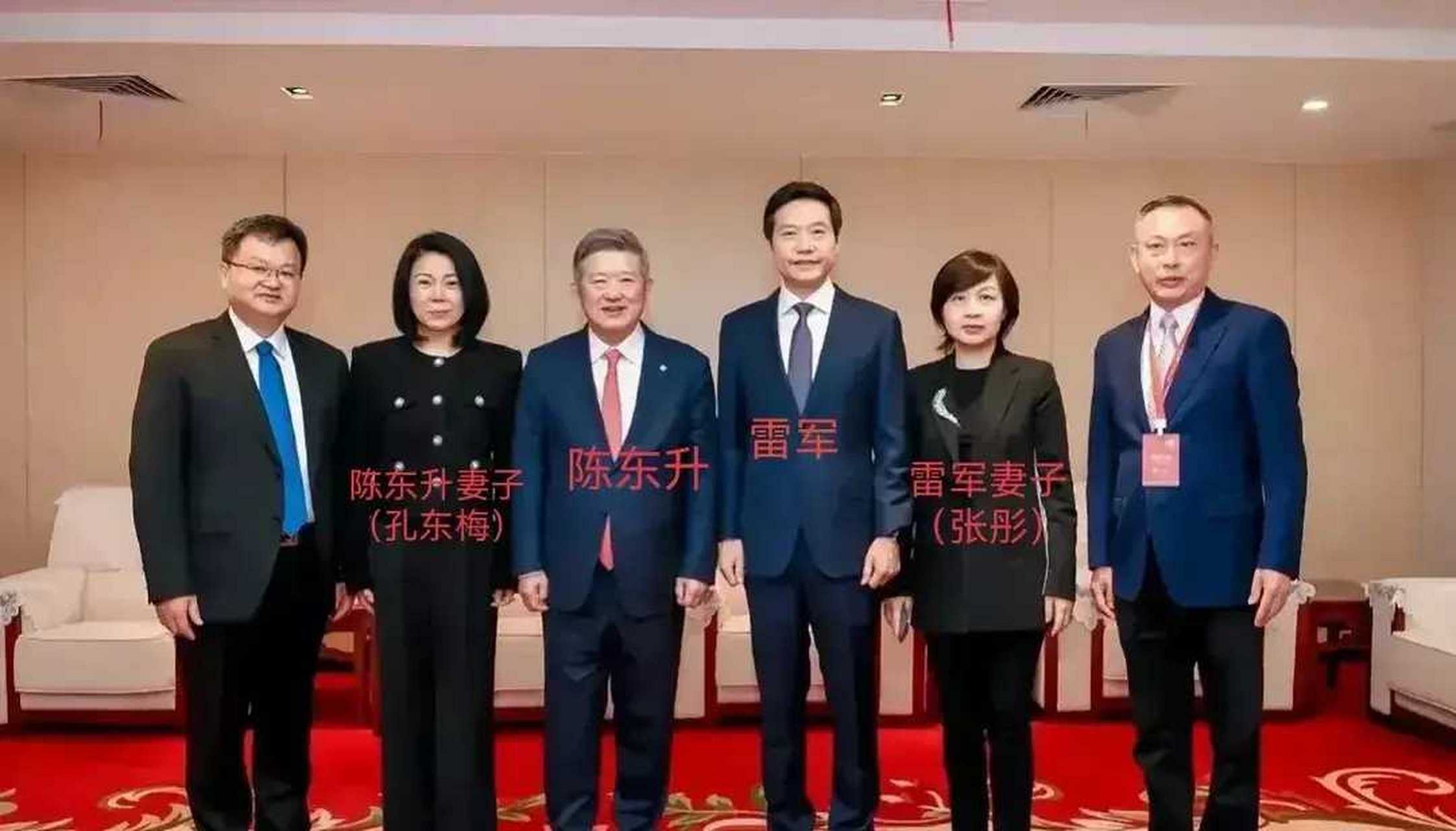 雷军和陈东升夫妇,一起亮相武汉大学130周年校庆合影.
