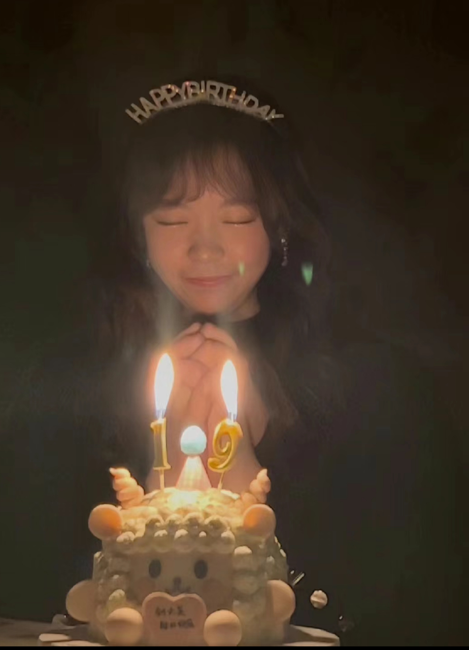 过生日订了个生日蛋糕许愿,爸爸的表情是模仿到了精髓啊