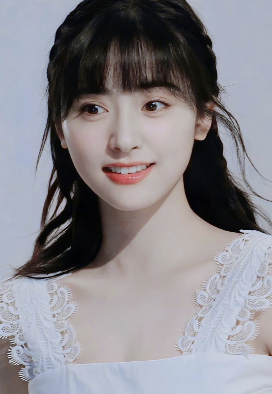 长发的沈月更有小白花那感觉了, 其实她真长得挺好看的