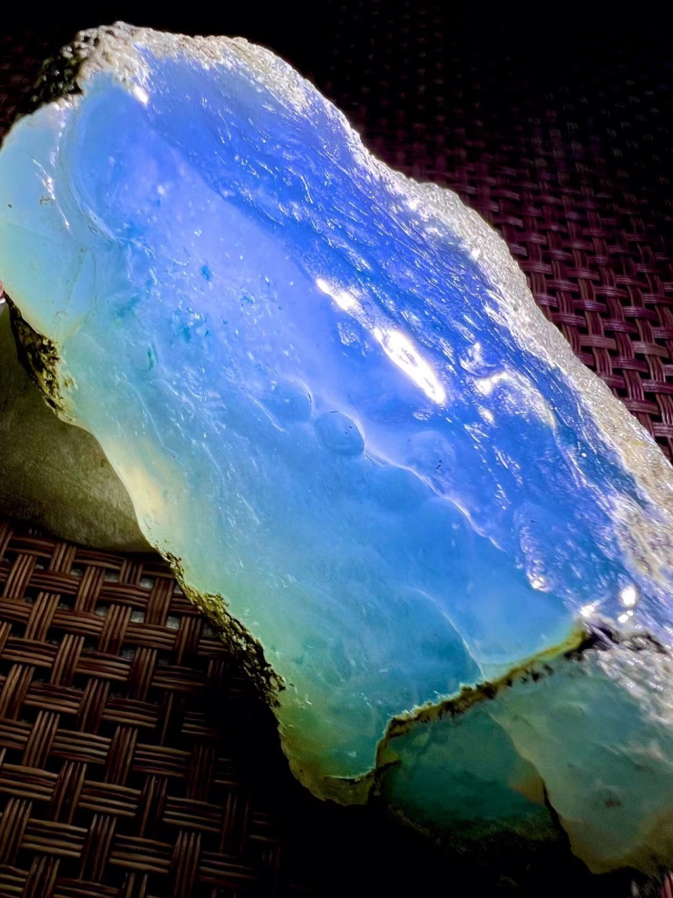 翡翠原石296克,8*6*3cm,莫西沙高冰天空蓝底飘蓝花,整块扒完化冰,肉质