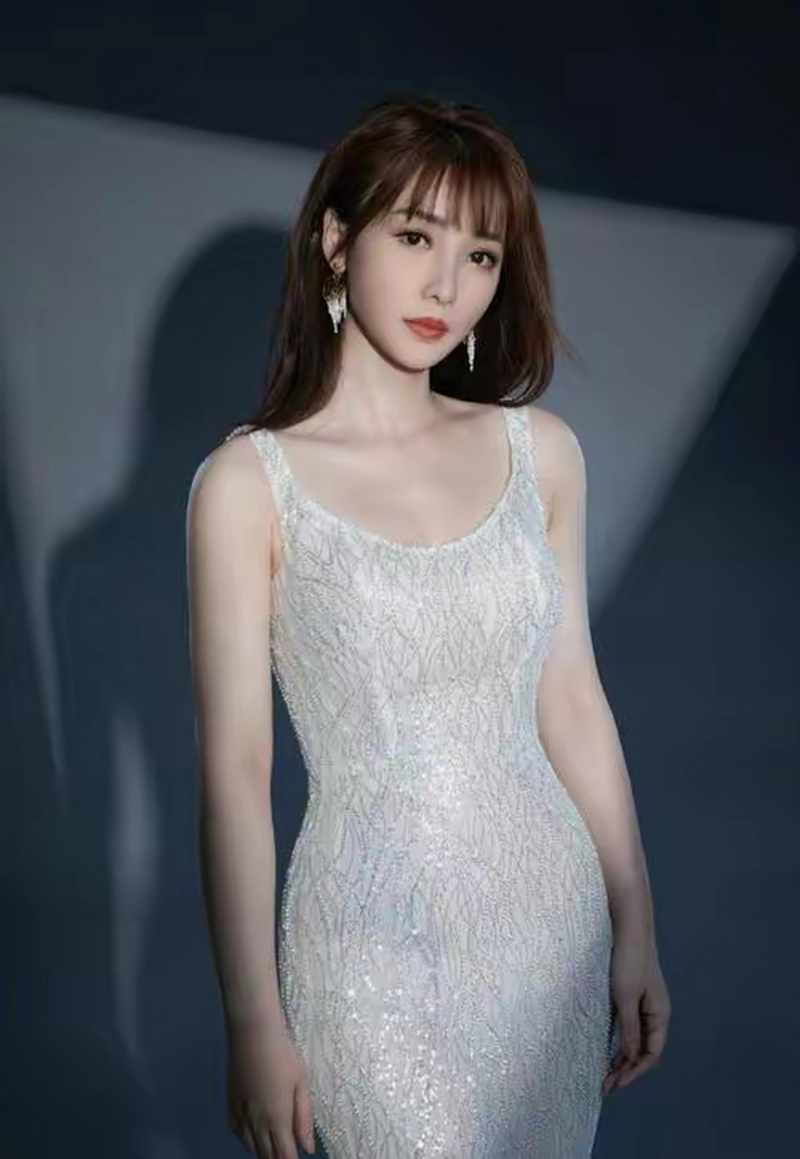 柳岩挡不住的好身材,透视深v齐出