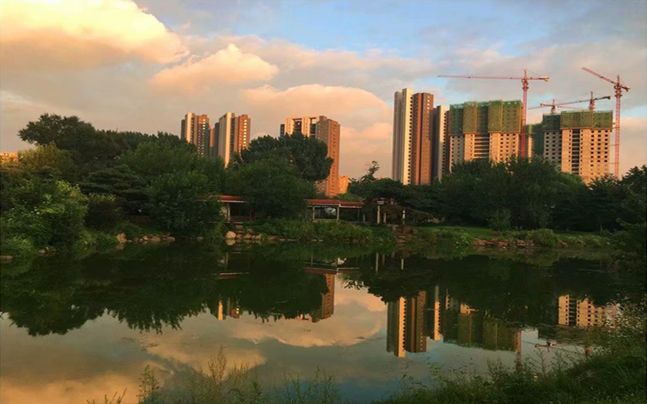 晚霞下的鞍山永乐公园