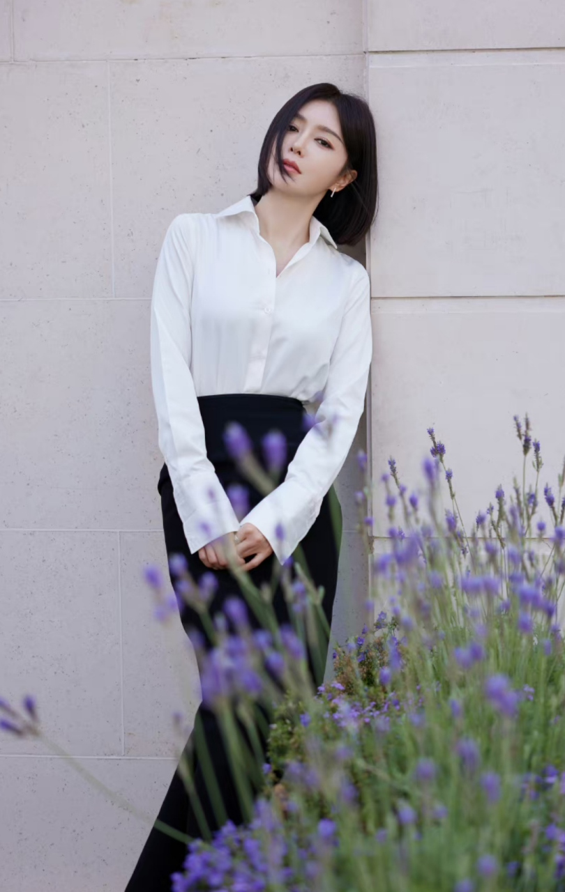 秦岚去领奖打扮得太正式了,白衬衫黑裙子气场十足,看起来特别稳重.