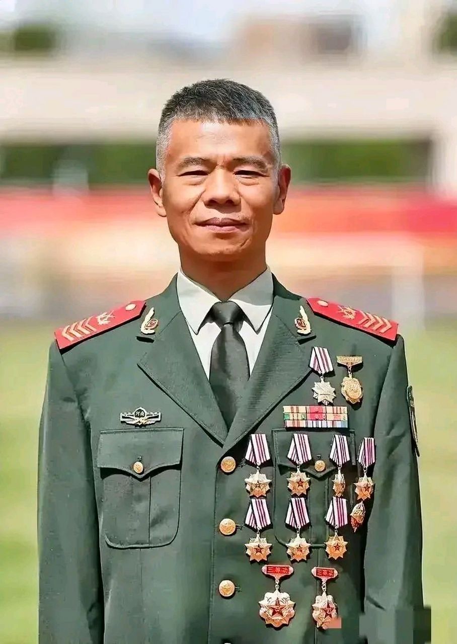 请您为一级军士长郭秦生停留一秒.