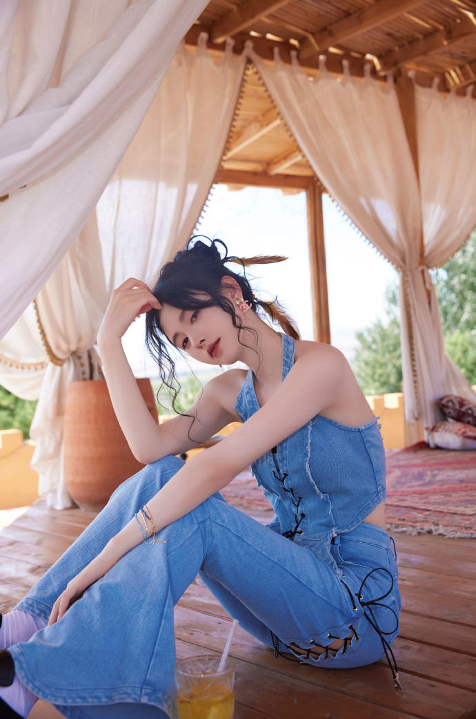 组图：鞠婧祎穿牛仔套装化身向日葵女孩 露香肩美背肌肤吹弹可破