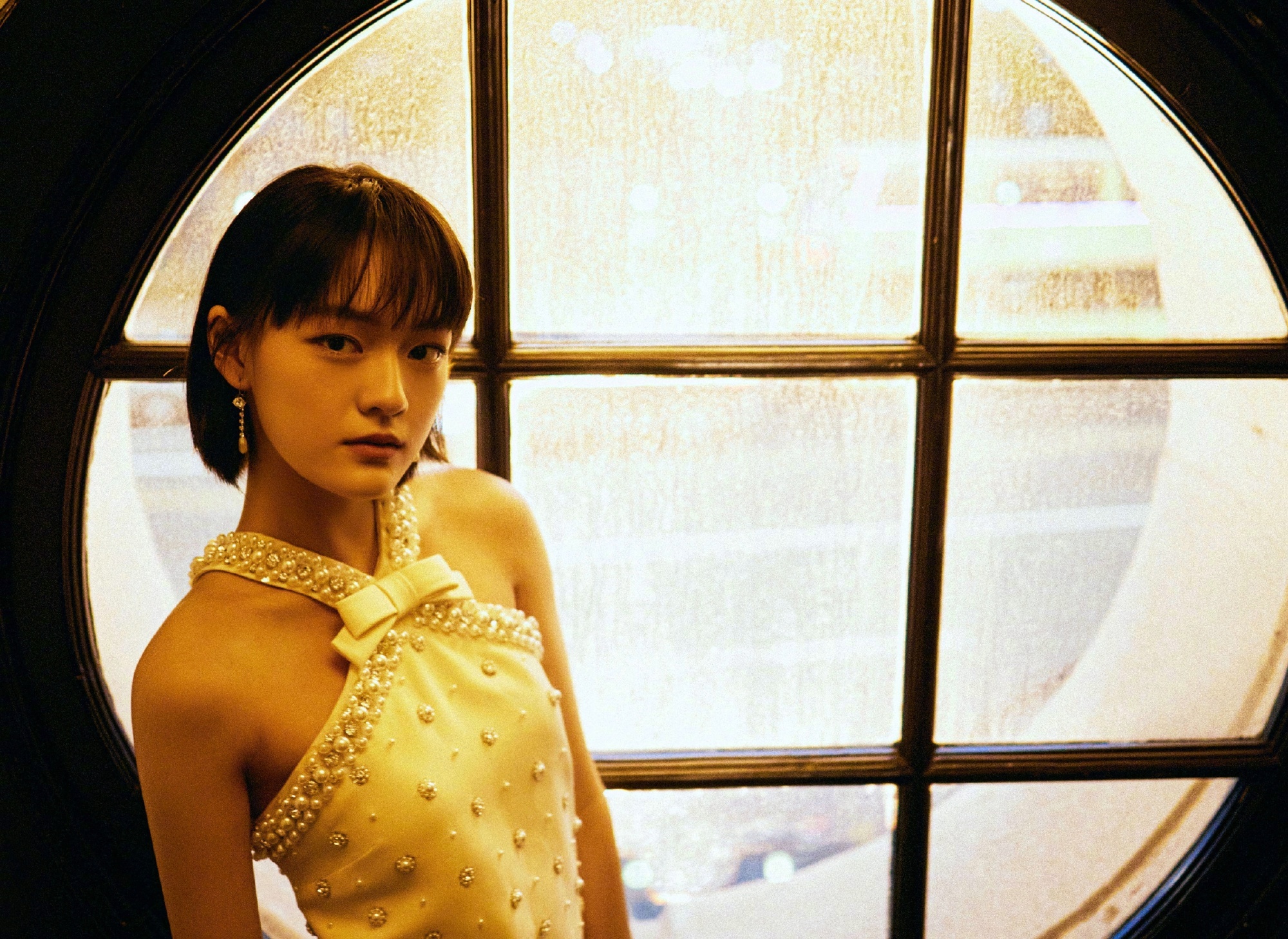 文淇活动造型分享,一身珍珠点缀设计露肩礼裙上身,短发俏皮灵动