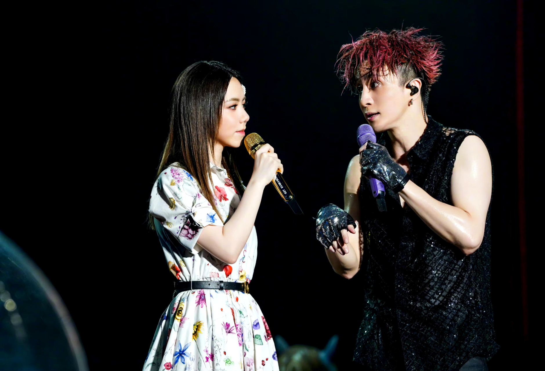 邓紫棋来到了薛之谦演唱会.她穿着一套花裙子,宛如一个邻家小妹妹.