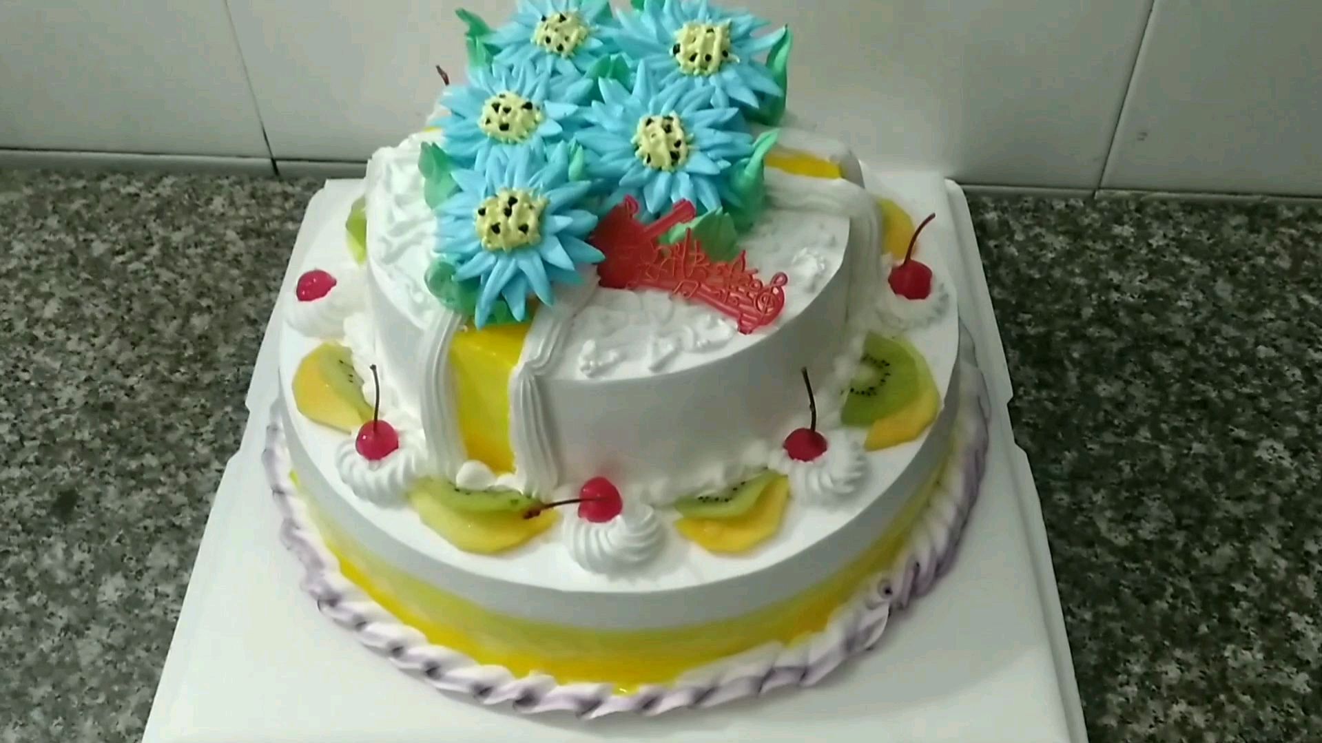 妈妈订一个双层的太阳花生日蛋糕送给宝贝女儿