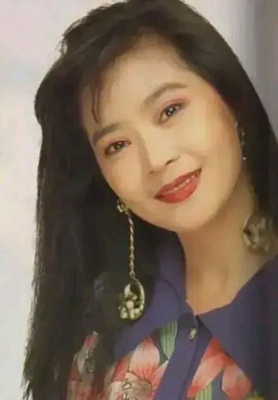 上世纪90年代,一个年轻靓丽的女演员的照片,她是那个年代琼瑶剧的御用