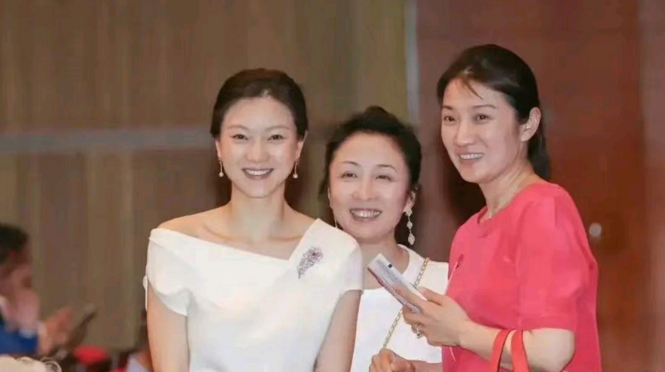 张艺谋娇妻陈婷大晒18岁时的照片!