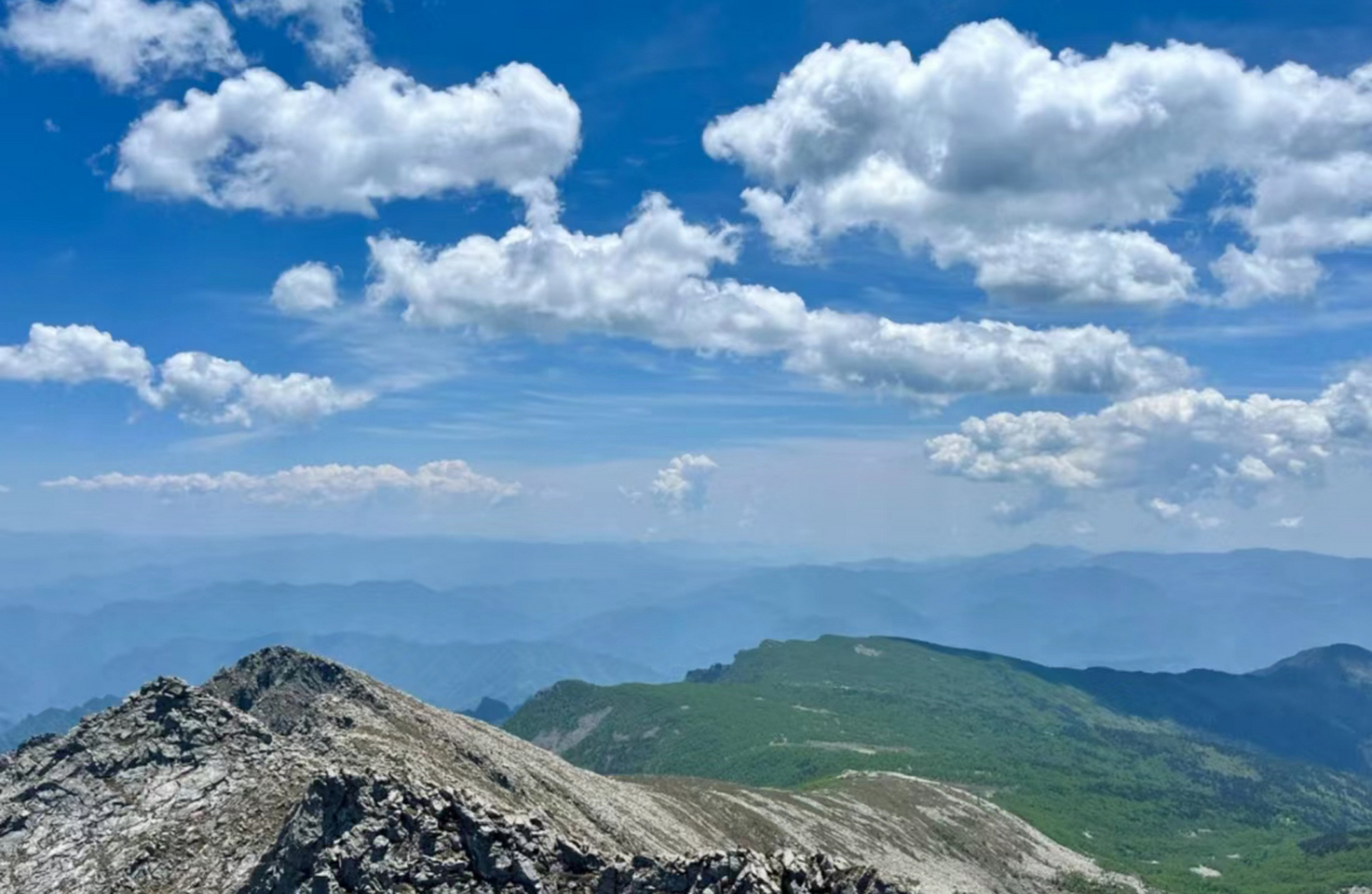 太白山上有个秦岭的最高峰拔仙台,拔仙台往北有个绿莹莹的海子,被人们
