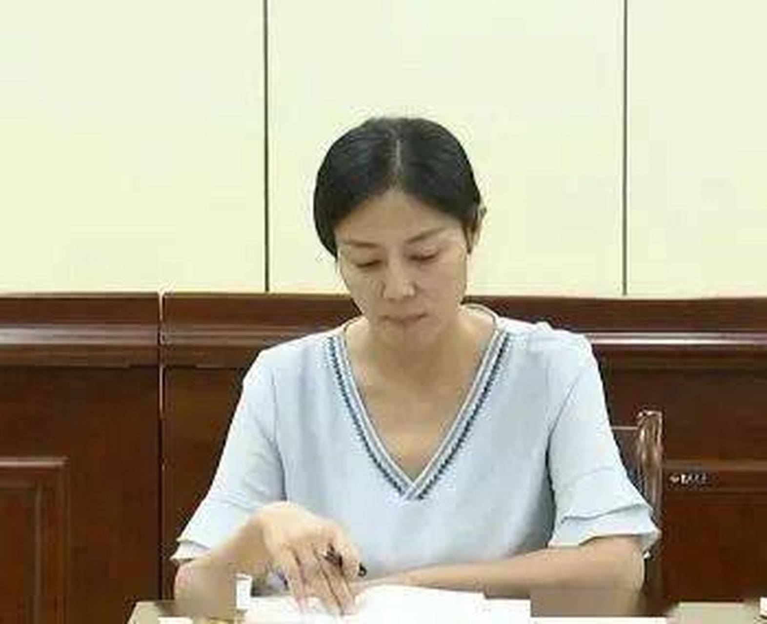 曾被称为校花的美女副市长姜保红,不失时机地利用自己的姿色,屡次透过
