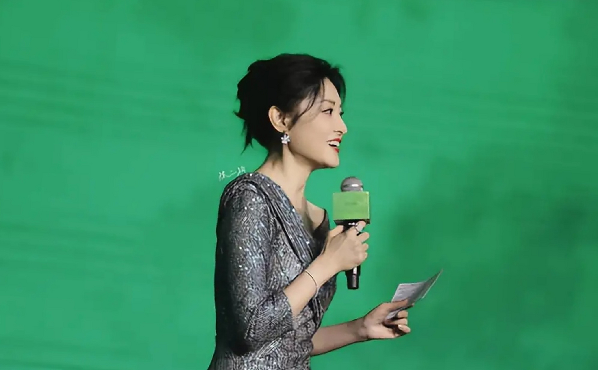 看周涛穿着礼服优雅有气质!侧颜精致.亲和力十足,她的笑容具有感染力!