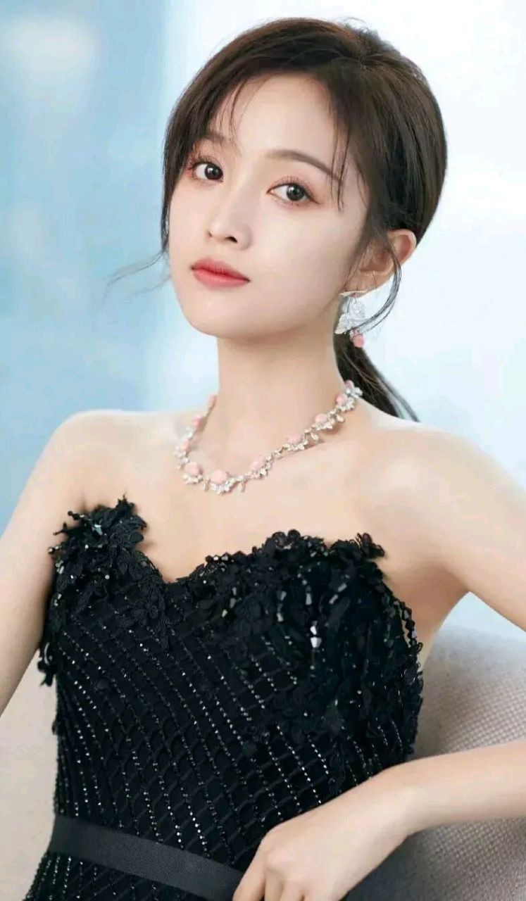 吴宣仪,1995年1月26日出生于海南省海口市,中国内地女歌手,演员,女子