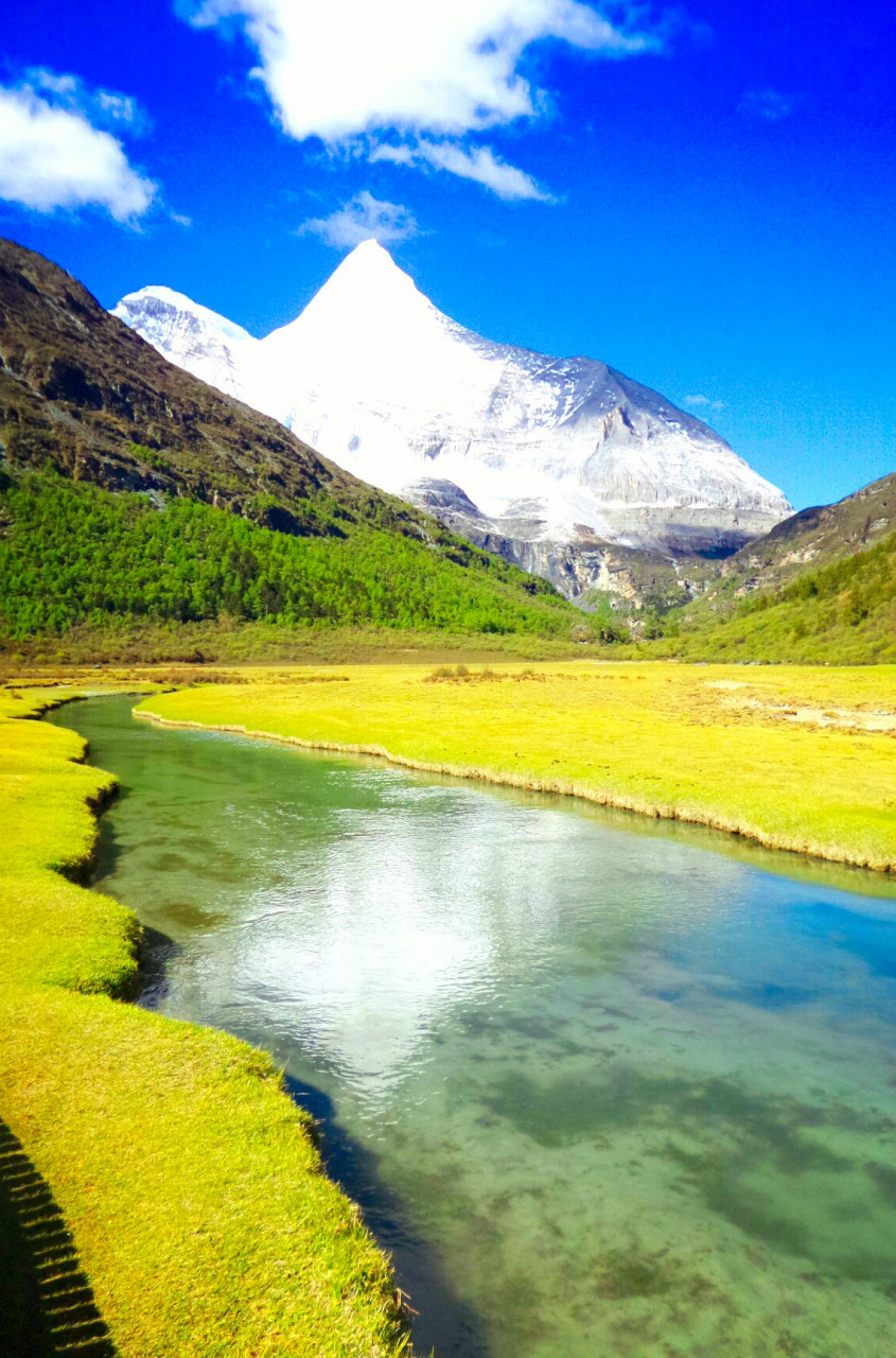 稻城亚丁景区, 位于四川省甘孜州稻城县日瓦乡境内, 属国家级自然保护