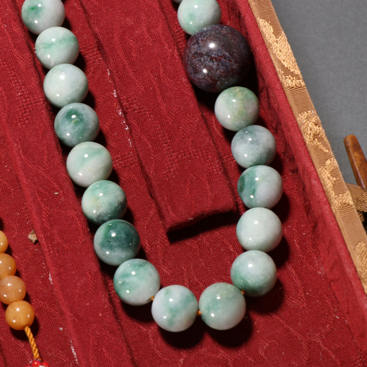 清 老翡翠朝珠一盘. 规格:珠径1.3㎝重539g