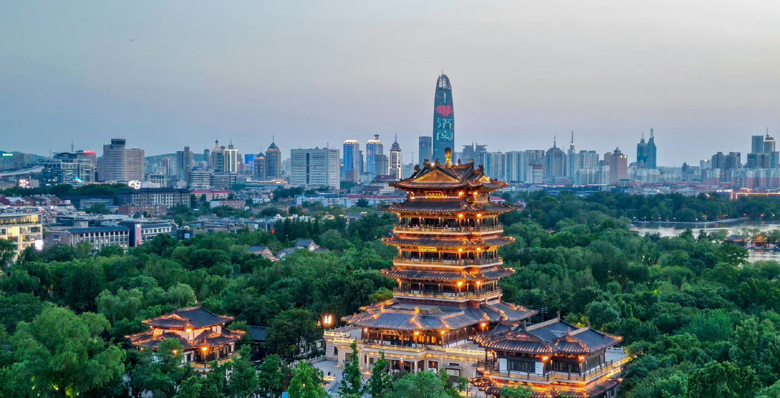 夜色大明湖,一起打卡超然楼亮灯吧.