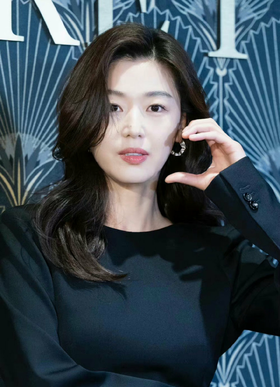 全智贤最新的媒体图,这位的美貌不仅还是一如既往生动自然.