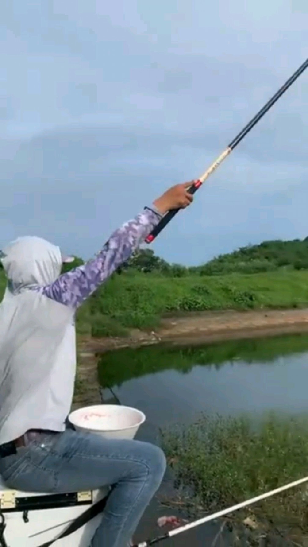 快来跟刘长杆学习抛竿你也可以成为坐抛八米一的靓仔