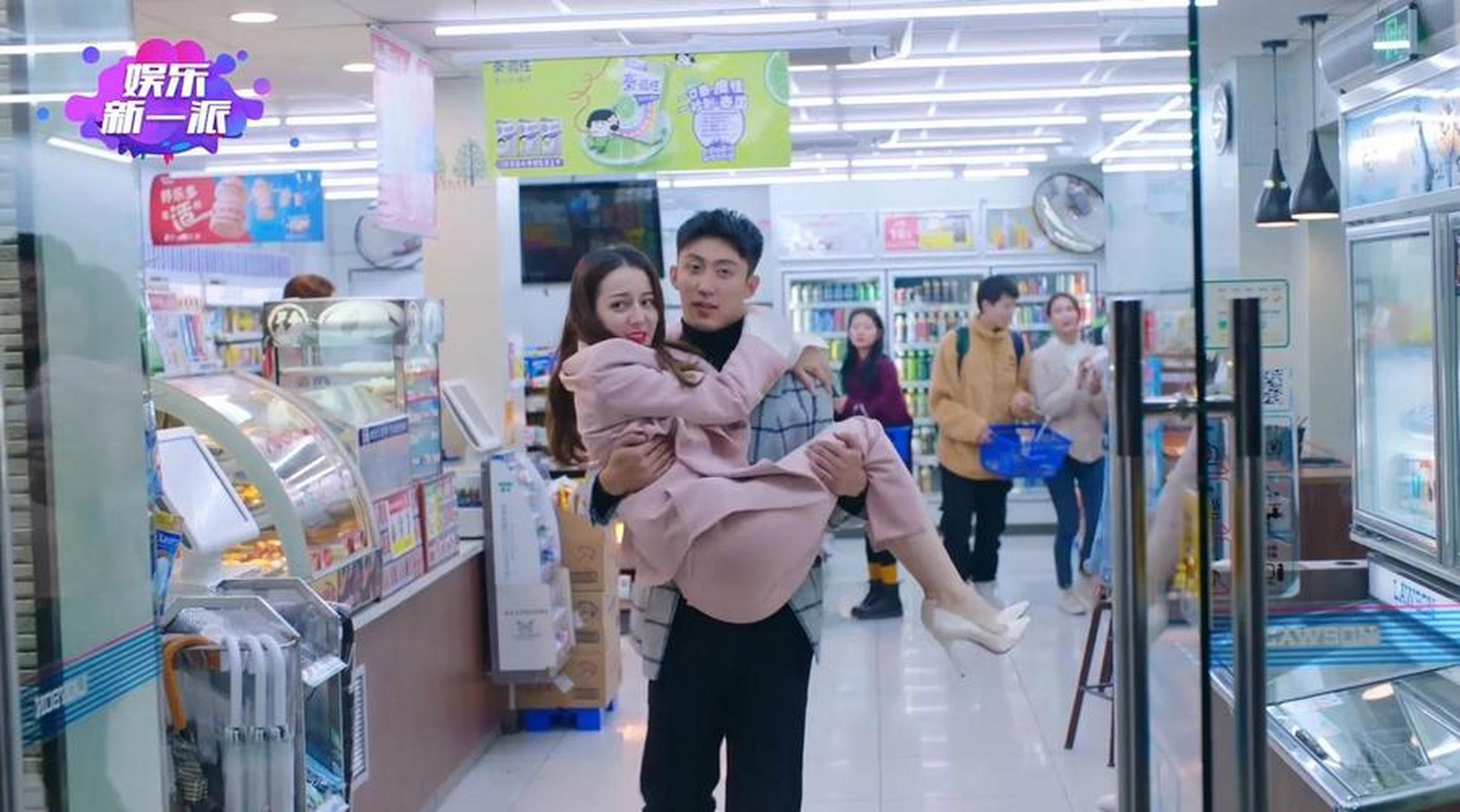 女明星遭公主抱,显尽完美腰臀比.