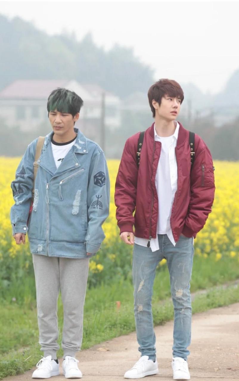 大张伟和王一博合影,感觉王一博的腿没有大张伟的直