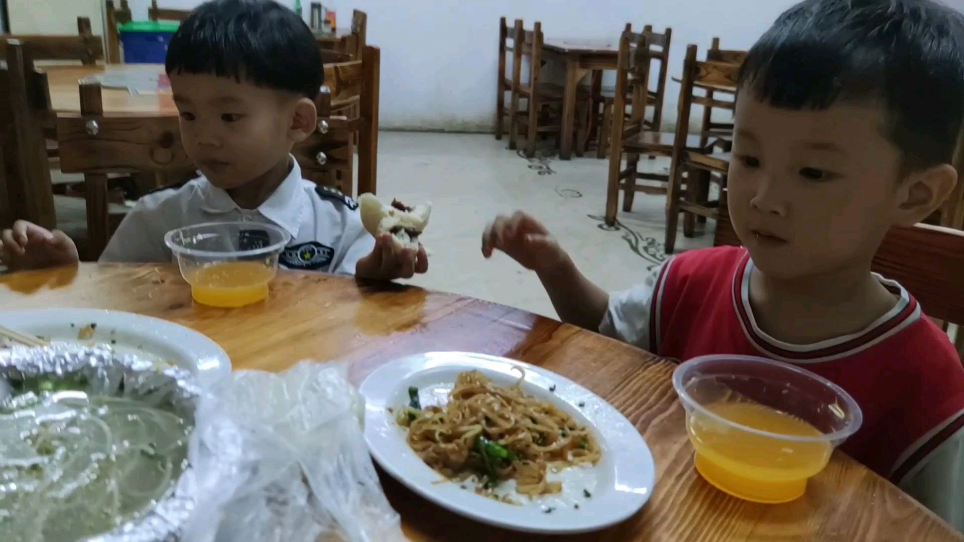 海口这家店的烧烤,人多生意好,老板还说不赚钱?