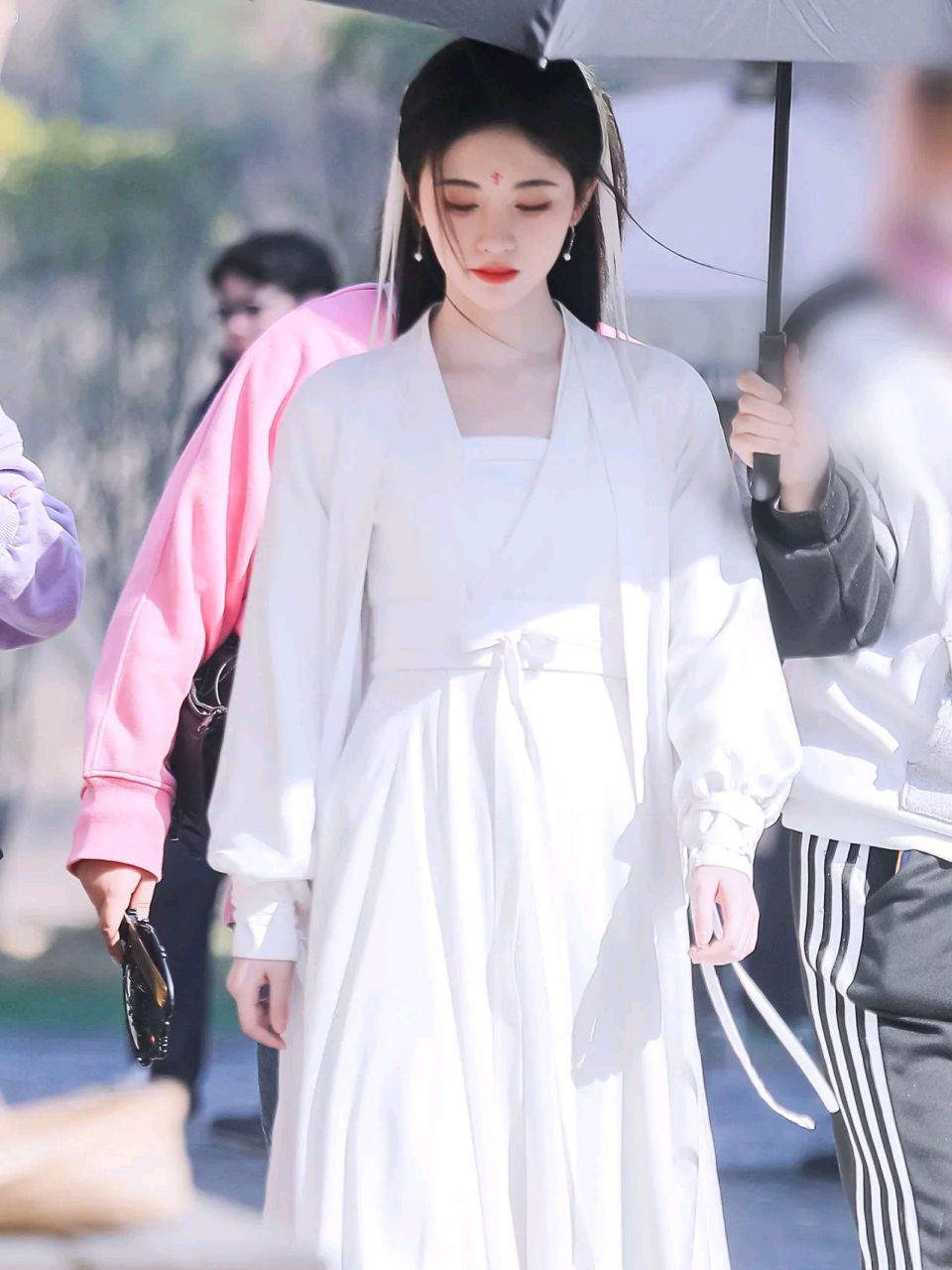 鞠婧祎古装白衣飘飘,宛如仙子#娱乐大赏# #一眼沦陷# #你心中的古装