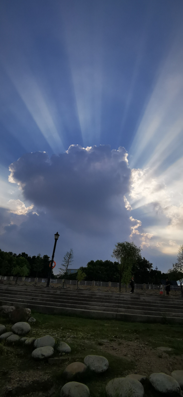 傍晚的汉口江滩  今天的云彩非常漂亮,太阳光从云朵边缘投射出来,光束