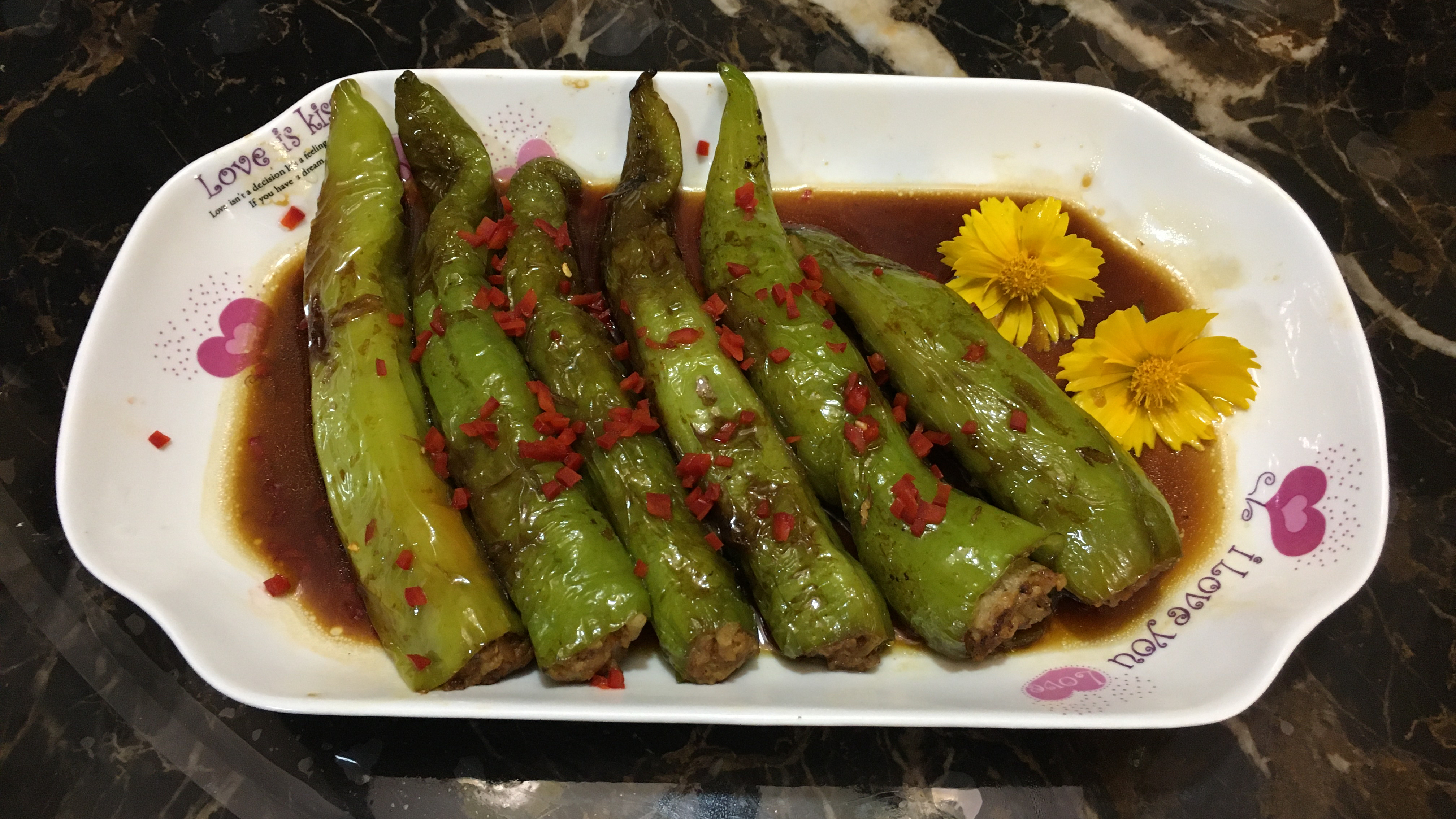 这才是辣椒酿肉最好吃的做法,香味浓郁又多汁,拌上米饭吃不腻!