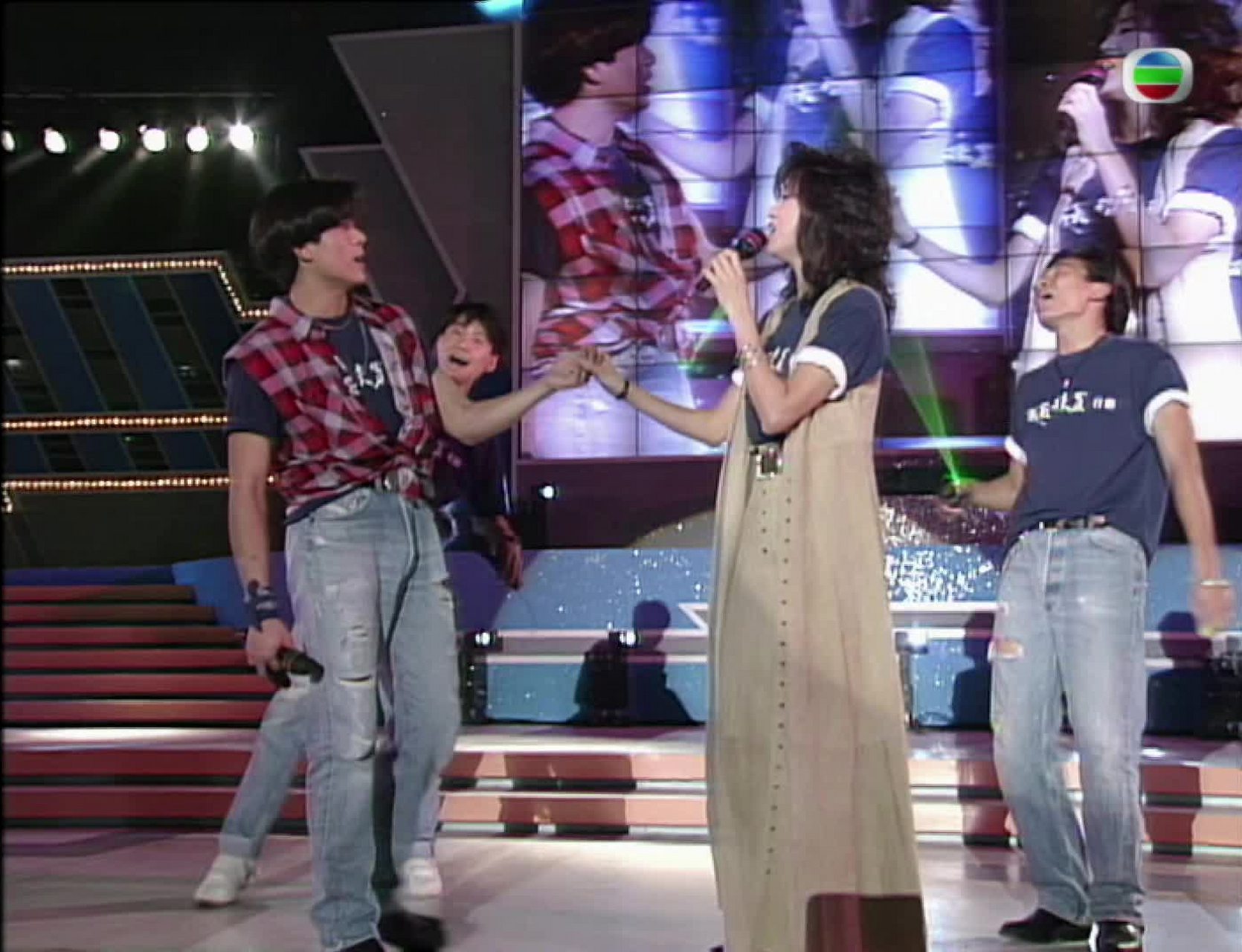 1993年的郭富城和梅艳芳,那时候的城城就已经穿破洞牛仔裤了.