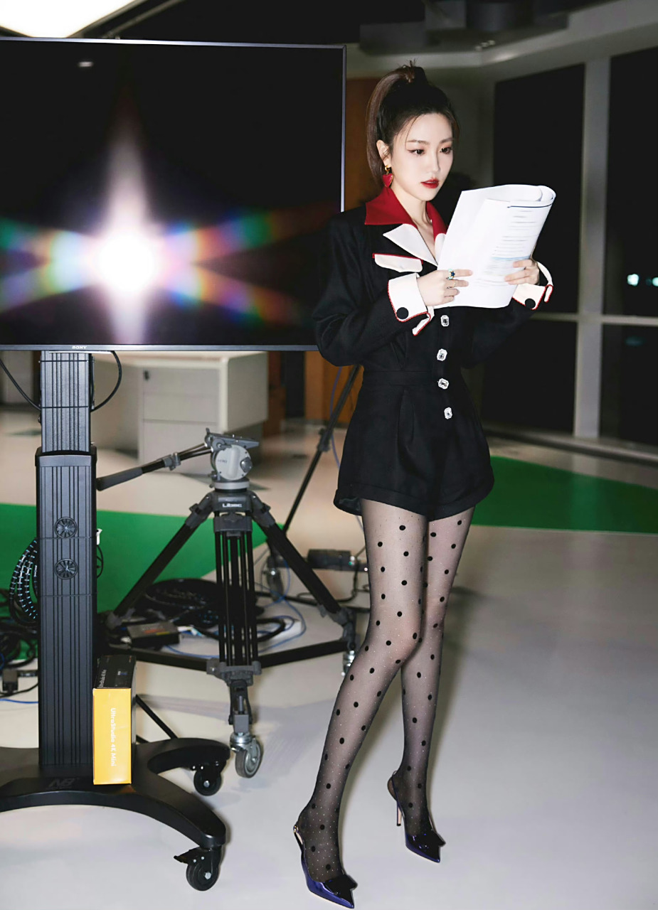 张纯烨  黑丝美腿  性感妖艳