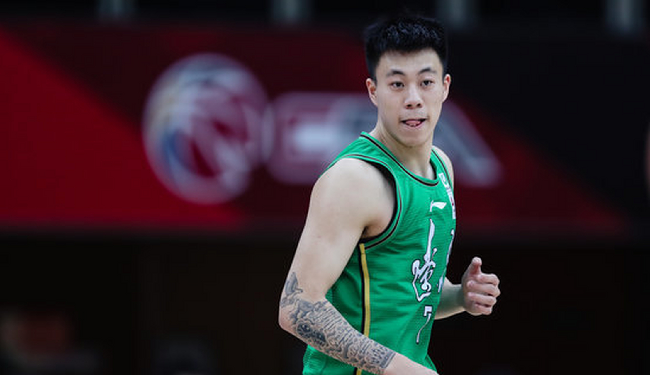 张镇麟现在是越来越沧桑了,虽然还很年轻,但是这个赛季留起了胡子