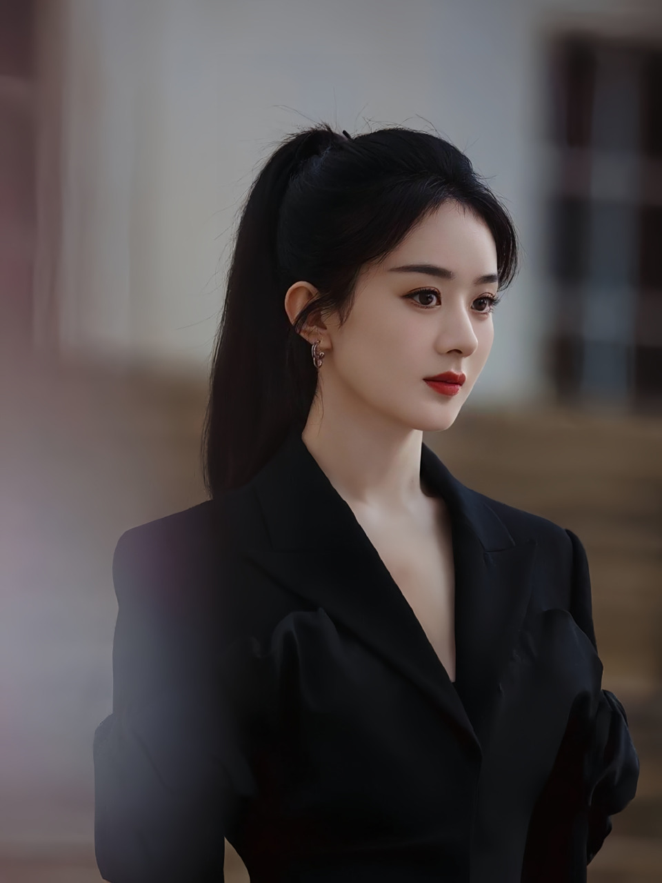 她以高马尾发型亮相,展现出干练与自信的气质.