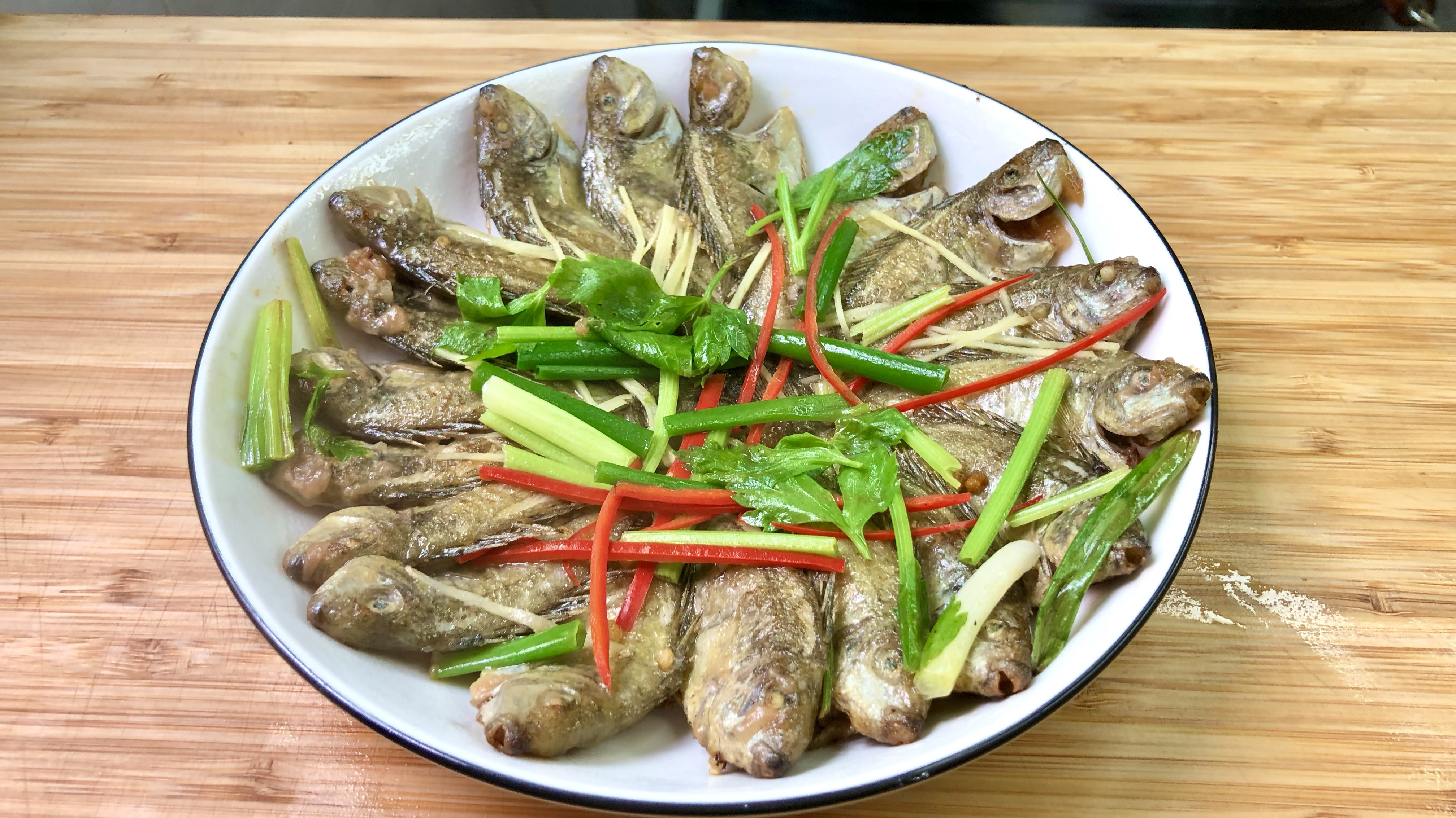 7块钱买18条泥猛鱼,大厨教你潮汕特色做法,酸咸开胃