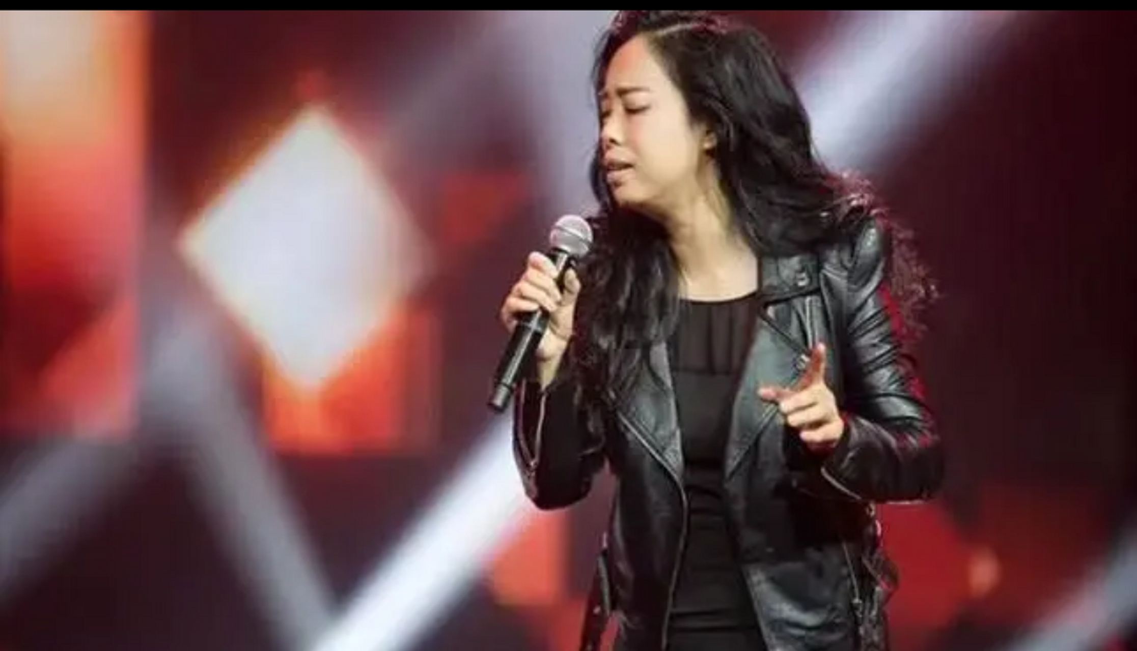 当汪峰走投无路的时候,黄绮珊毫不犹豫地购买了他的歌曲《等待》,只花