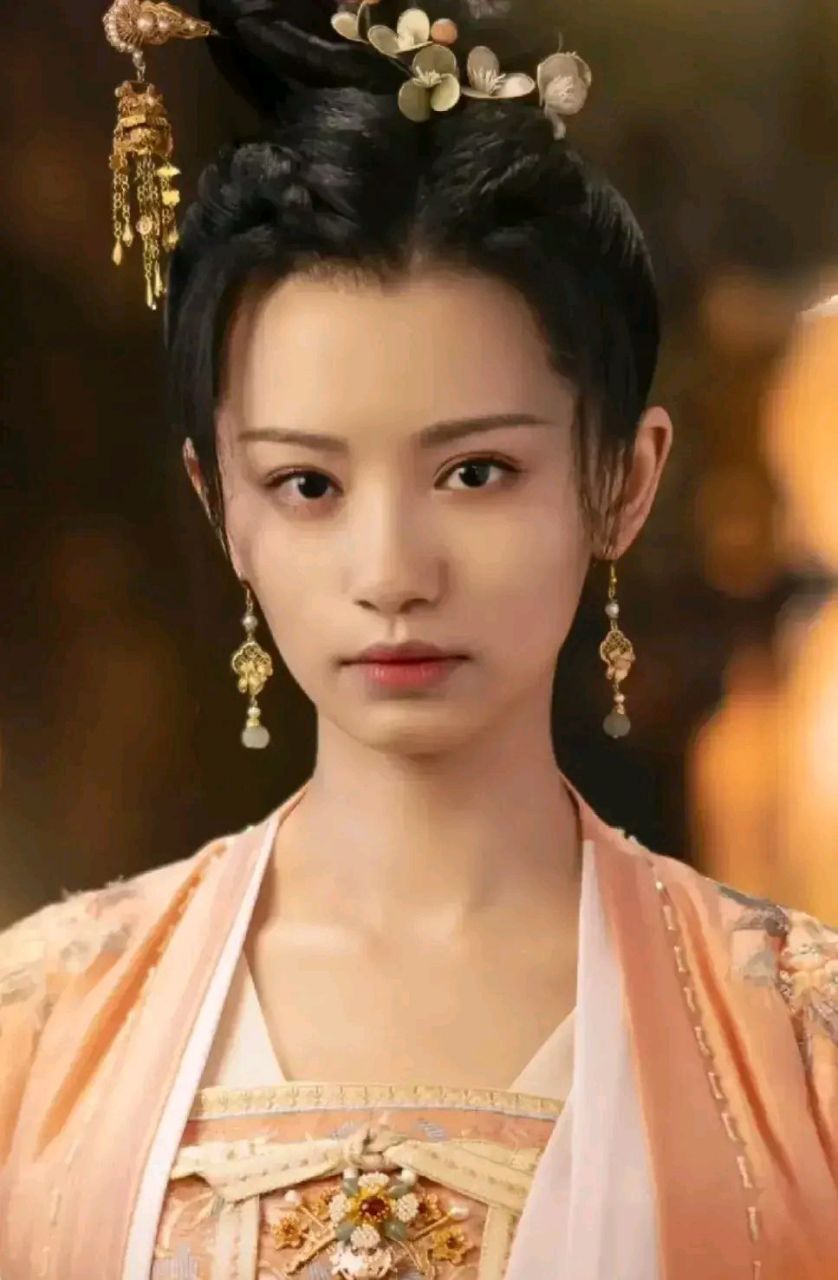 辰荣馨悦可谓是一手好牌被自己打烂了,她本来最早与玱玹定下婚约,却