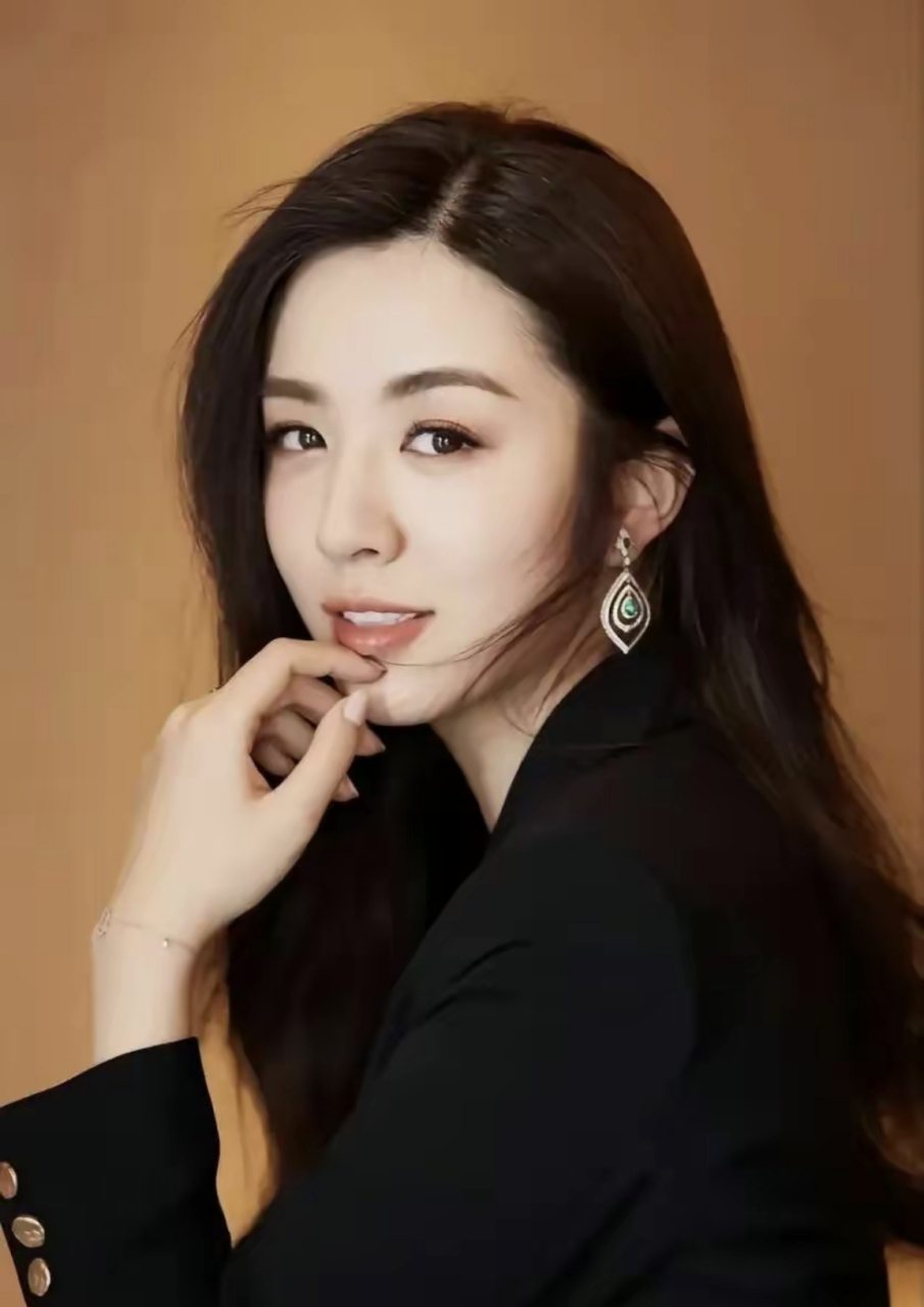 网友:王晓晨还是非常漂亮的,身材又好,大长腿,这样的身材谁不爱啊