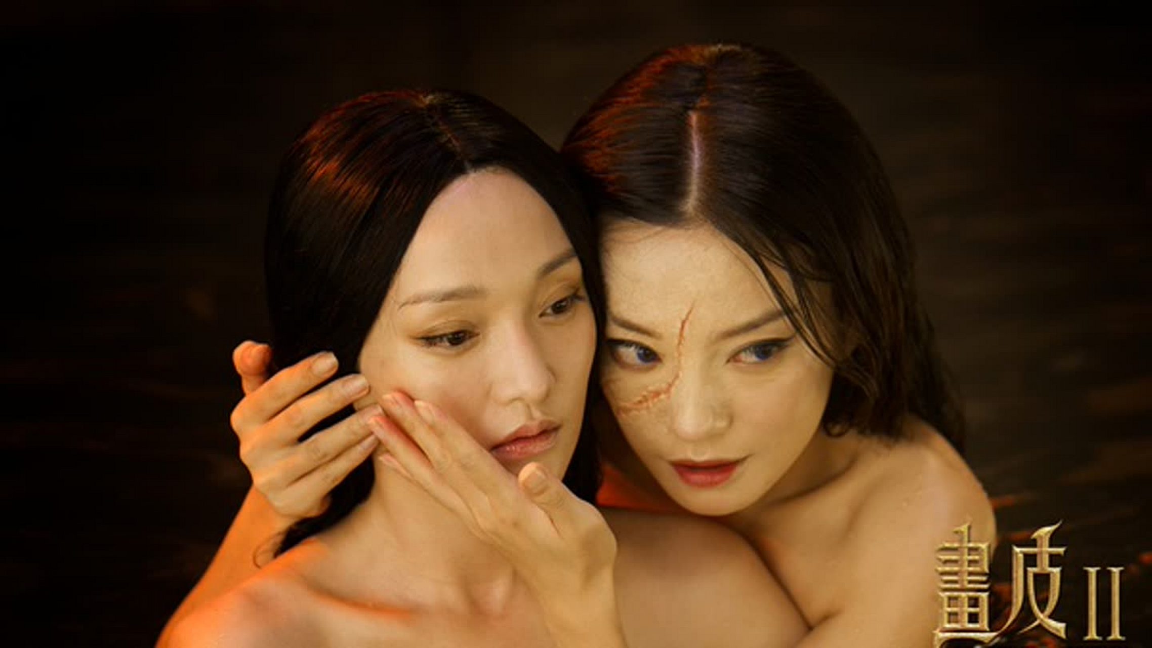 2011年,《画皮2》剧组化妆间,赵薇一脚就把周迅的凳子踢翻,这一幕恰好