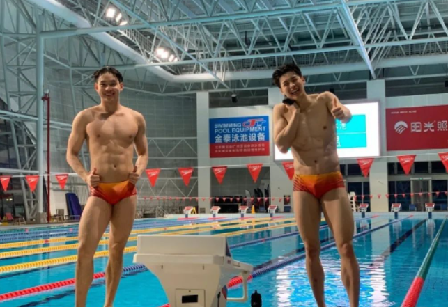 汪顺终于脱了!全新沙滩写真八块腹肌荷尔蒙爆棚