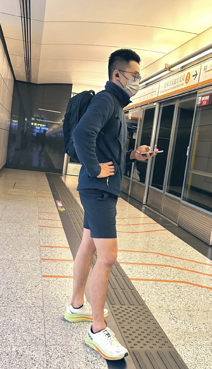 男生时尚穿搭# 坐地铁的长腿小哥哥 #体育生# #正装肌肉# 你们那廊热