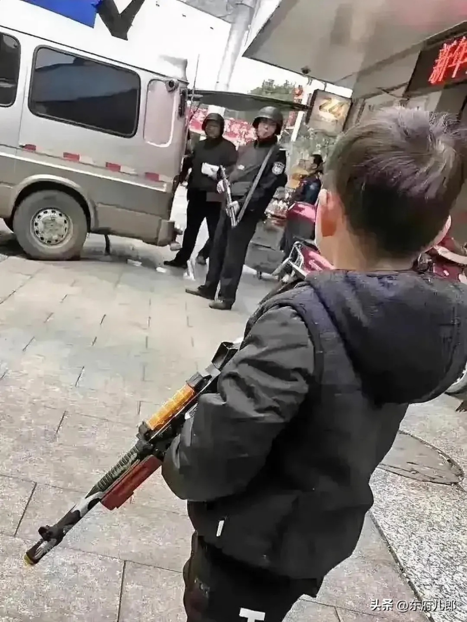 双方持枪对峙多长时间了,局势紧张  一个怕对方是真的,另一个也怕对方