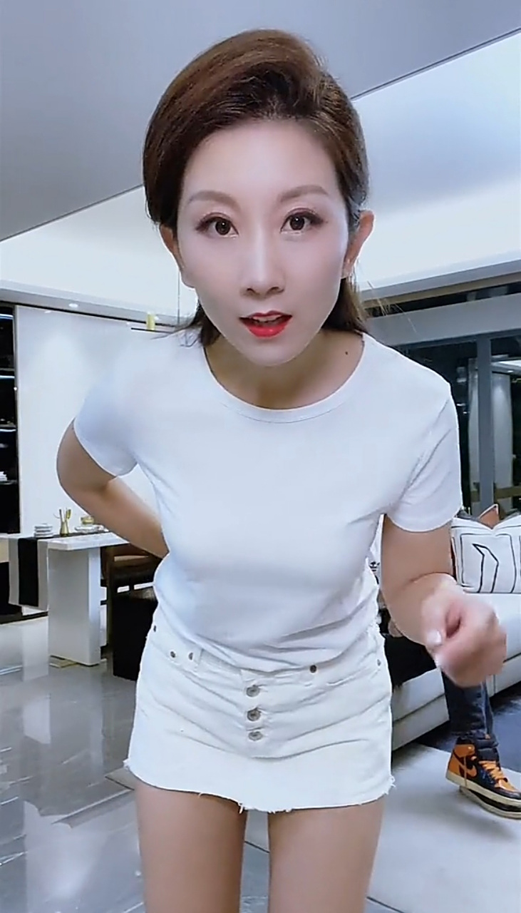 张杰是石家庄身材绝佳的女主持人.