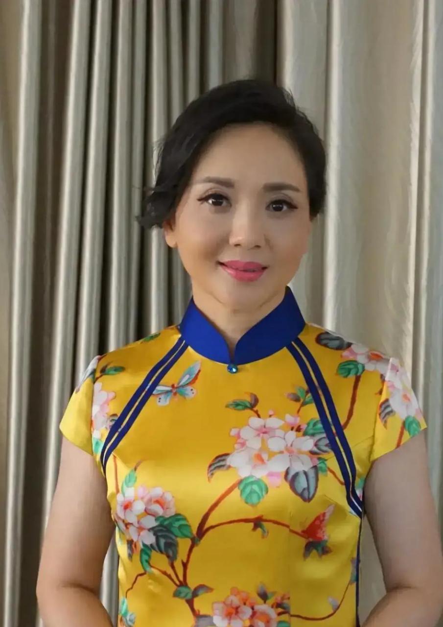 这是影视明星陶慧敏,当年是妥妥的校花一枚.1966年生于浙江瑞安.