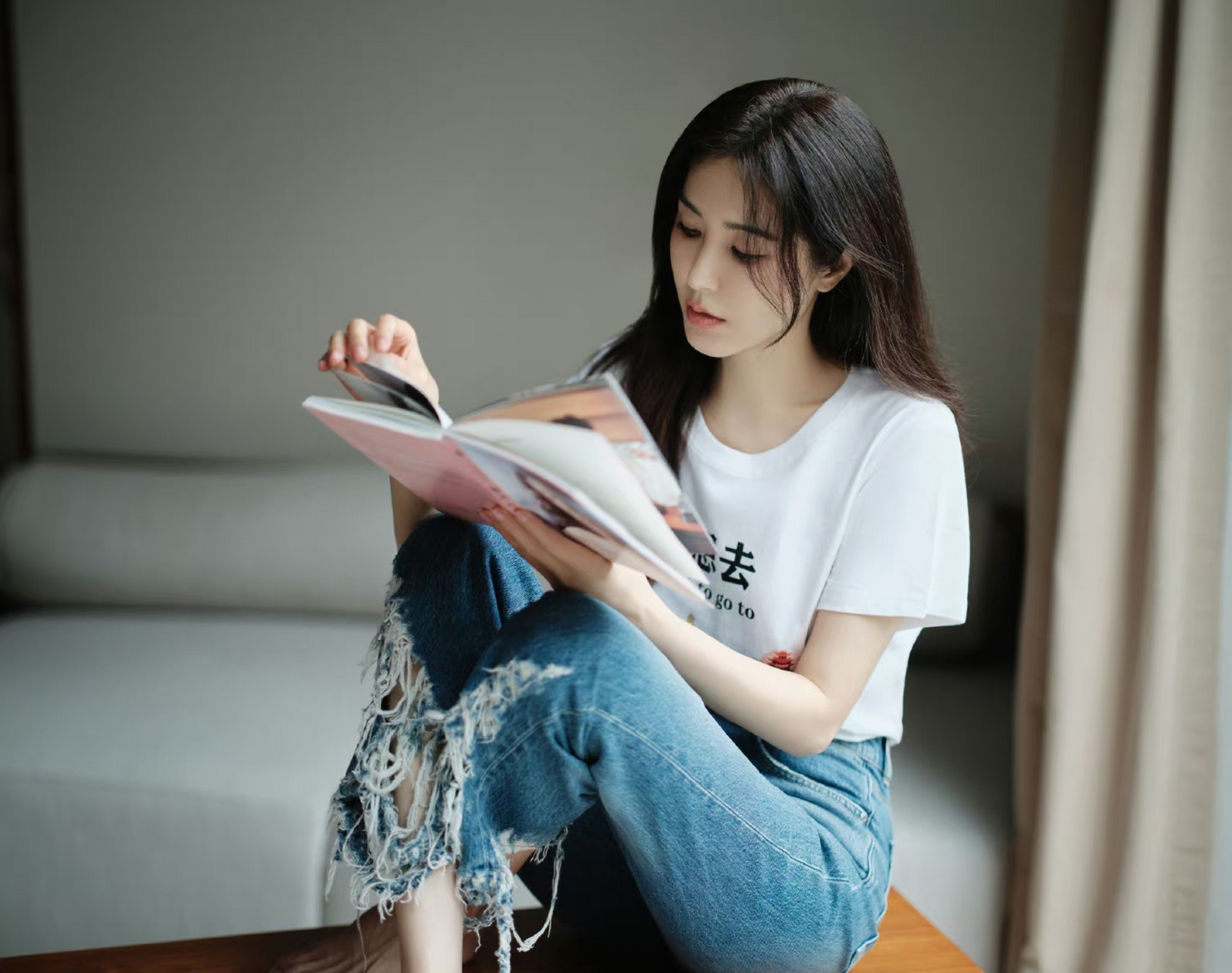 曾黎# 沙发光脚读书太美了