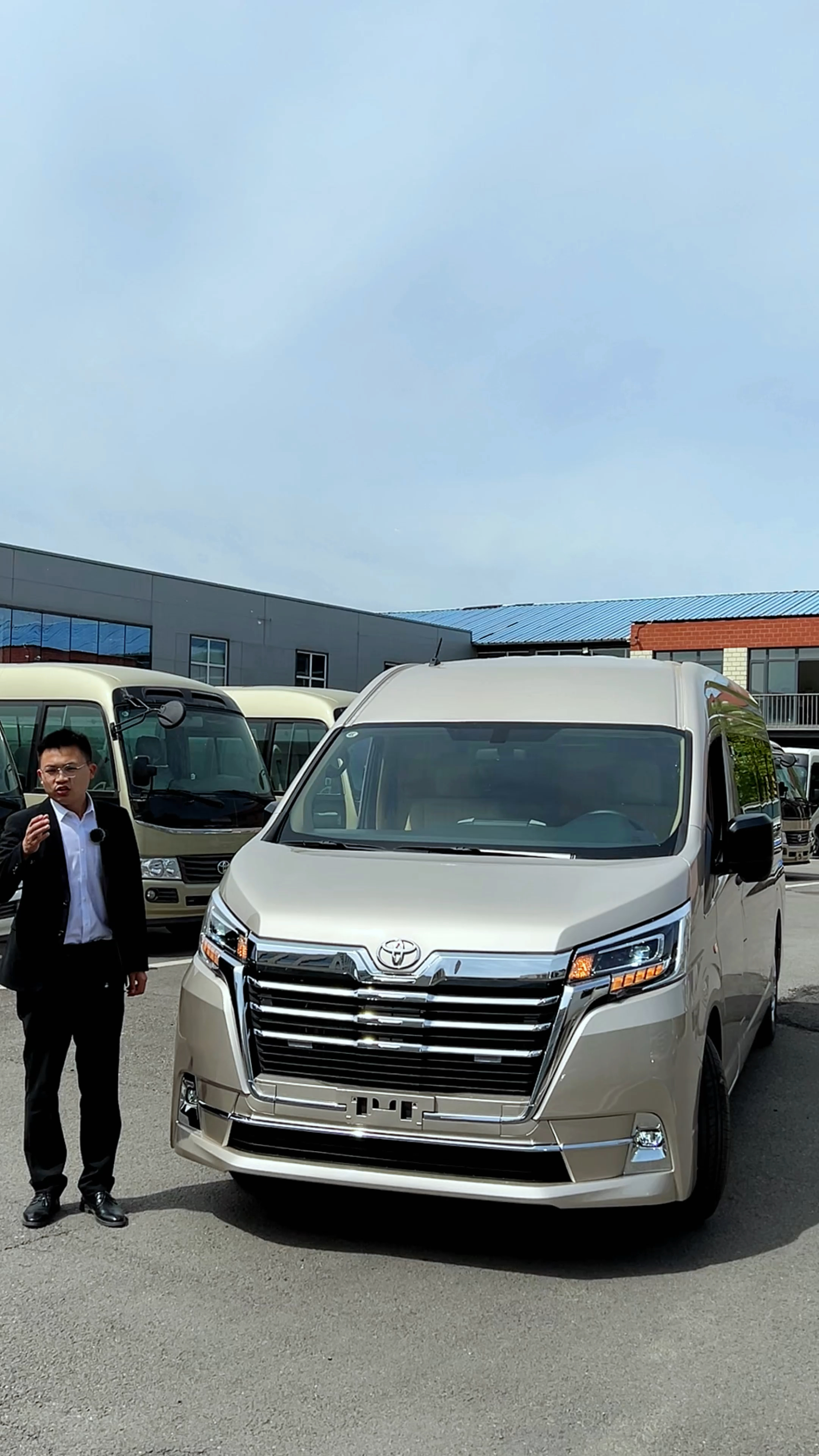 蓝牌七座大型mpv丰田海狮团队出行商务接待用车