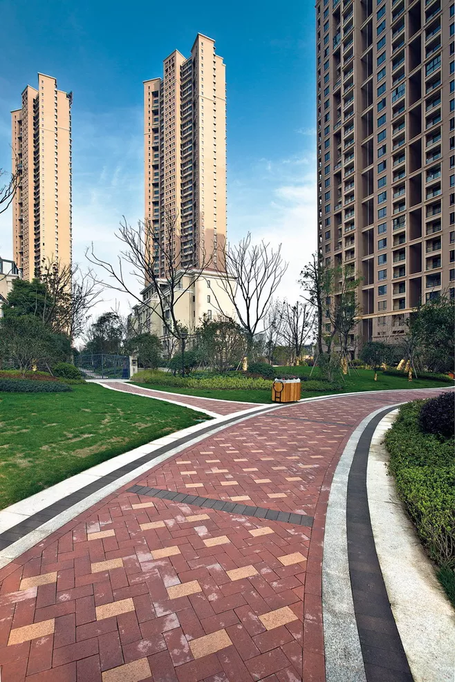 在景观常用砖的材料一般有烧结机,透水砖,水泥砖三种