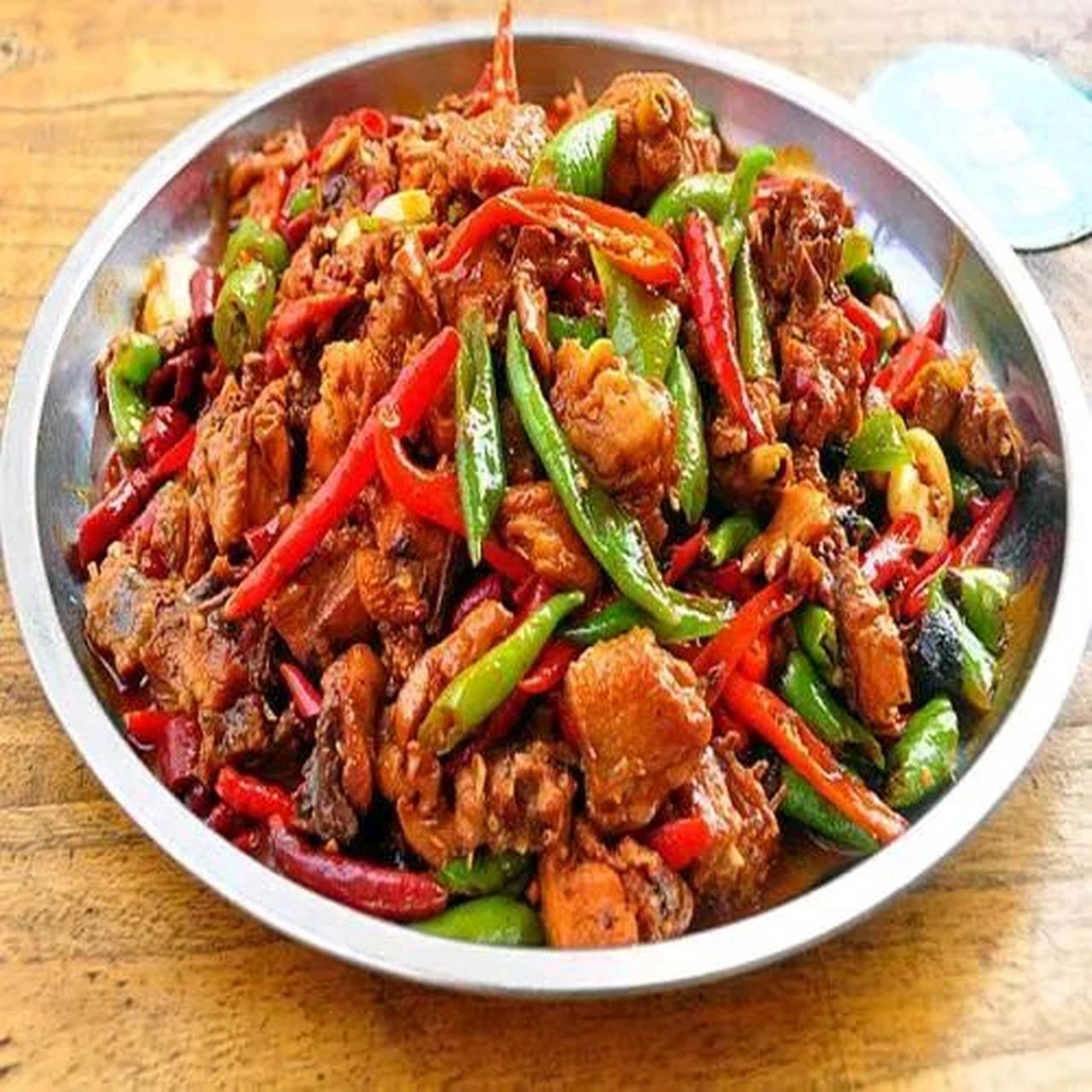 中午,一个大学同学请客吃饭.吃完后大家都起身离席下楼,我忽然想到临