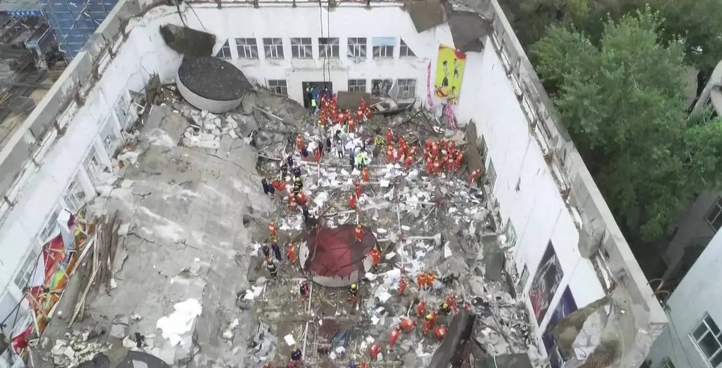 真的是灭顶之灾,齐齐哈尔第34中体育馆楼顶坍塌,随着7月24日事故中