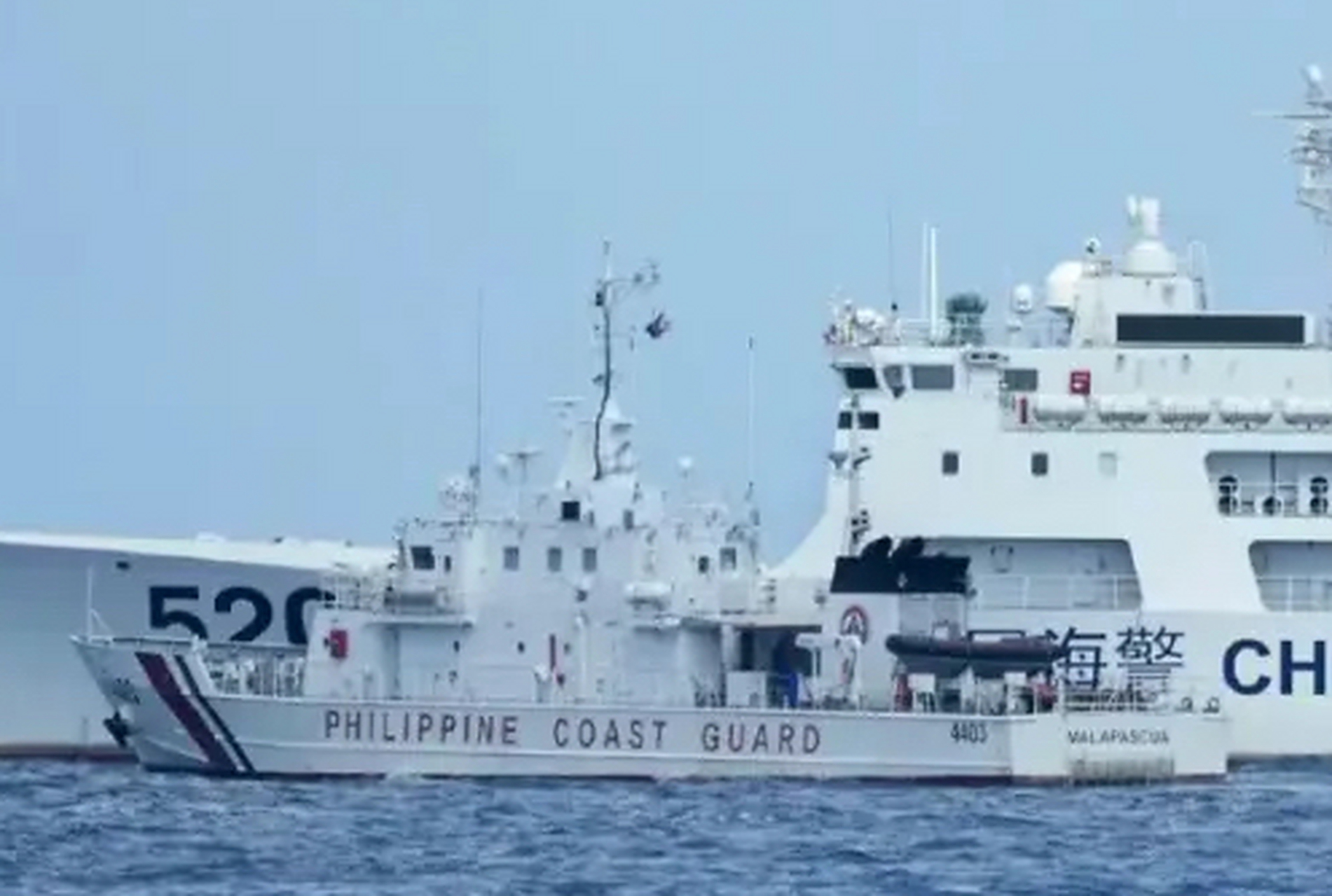 南沙仁爱礁,中国海警战舰成功驱逐菲律宾海岸警卫队的挑衅船只.