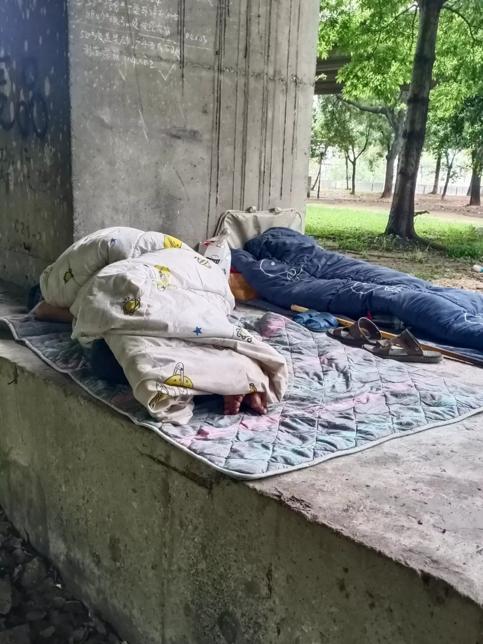 一边是大量的空房没人住,一边是没房睡桥底,就这样耗着,看谁耗的过谁!